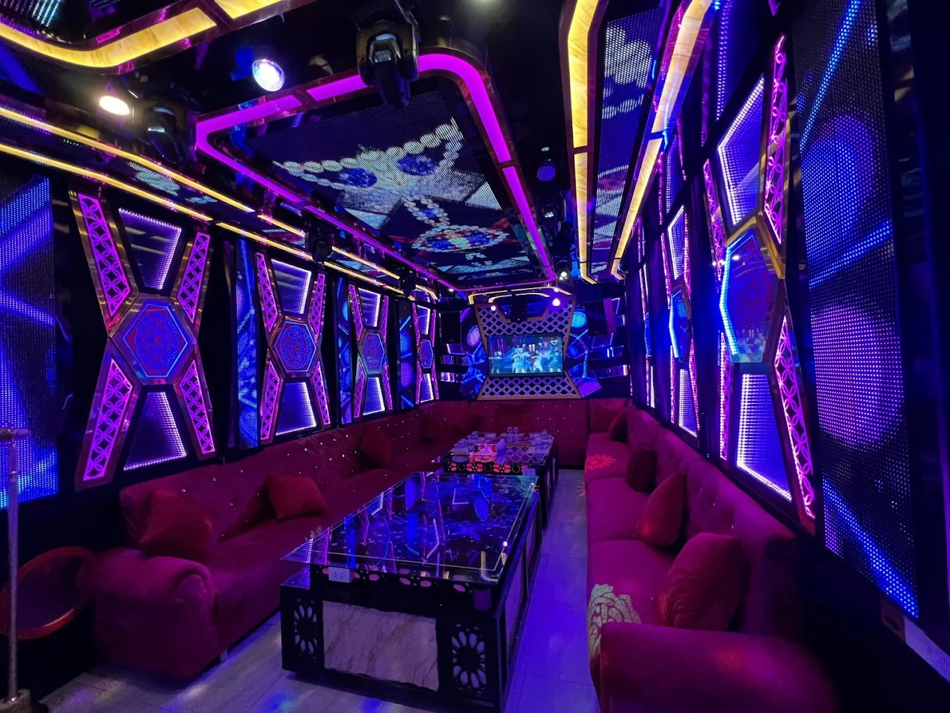 호치민 102가라오케