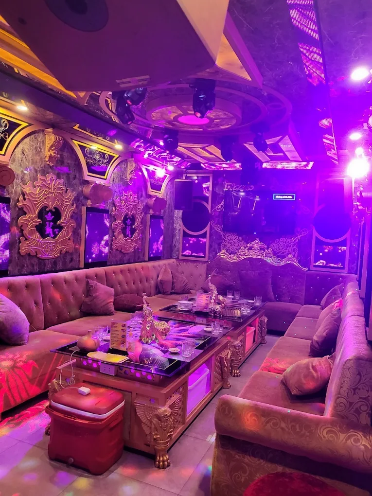 호치민 102가라오케